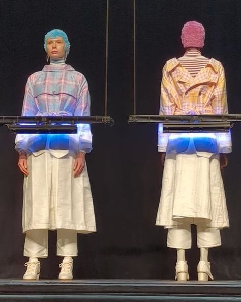 Vogue Runway on Instagram: "@anrealage_official put on a light show for their Paris Fashion Week presentation. Designer Kunihiko Morinaga had UV lights uncover heat reactive colors on what first appeared to be a plain white fall 2023 collection. The photochromic display presents a dialogue between craft and technology. Tap the link in bio to discover the collection. Video by @luke_leitch" Fashion And Technology, Technological Fashion, Transformative Clothing, Kunihiko Morinaga, Technology In Fashion, Wearable Technology Fashion, High Tech Fashion, Hologram Technology, Fashion Innovation