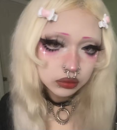 Goth Kawaii Makeup, Pink Gothic Makeup Looks, Pastel Goth Makeup Ideas, Kawaii Alt Makeup, Pastel Goth Makeup Creepy Cute, Pink Alt Makeup Looks, Pink Alternative Makeup, Alt Pink Makeup, Cool Alt Makeup