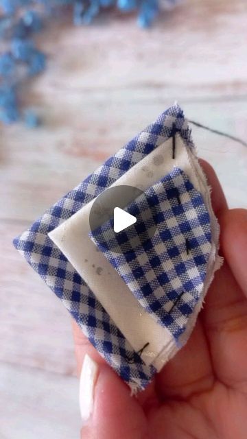 Japanese Folded Fabric Flowers, Folded Fabric Flowers How To Make, How To Sew Fabric Flowers, Jean Flowers Diy, Cotton Reel Craft Ideas, Fabric Circle Crafts, Fabric Tulips Tutorial Free Pattern, Wool Flowers Diy, Cloth Flowers Diy Fabric Roses