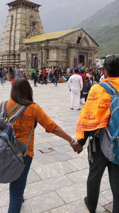 Kedarnath Couple Photography, Kedarnath Couple Pic, Couples In Mandir, Ias Couple, Temple Photography, Real Woman, Best Poses For Photography, Couple Pose, The Moon Is Beautiful