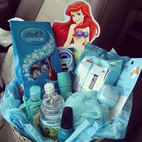 I hope you have a "Teal"-riffic birthday! Gift basket for my friend full of goodies that are teal, her favorite color! Mermaid Gift Basket, Appreciation Baskets, Anniversaire Diy, Birthday Basket, Bff Birthday Gift, Bff Birthday, Themed Gift Baskets, Diy Gift Baskets, Birthday Gift Baskets