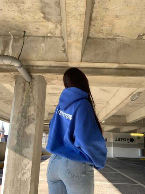 Blue Hoodie Outfit Aesthetic, How To Style Jean Jacket, Hoddies Outfits Girl, Jeans And Hoodie Outfit, Blue Adidas Outfit, Blue Hoodie Outfit, Cropped Hoodie Outfit, Outfit Ideas Oversized, Hoddies Outfits