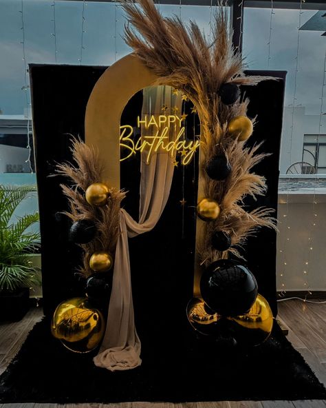 Gatsby inspired theme party ✨️ #gatsby #gatsbyparty #black #gold #happybirthday #birthday #felizcumpleaños Gatsby Party Inspiration, Gatsby 18th Birthday Party, The Great Gatsby Birthday Theme, The Great Gatsby Prom Theme, Black And Gold Themed Birthday Party, Black And Gold Birthday Theme, Great Gatsby Prom Theme, Gatsby Party Decor, Great Gatsby Birthday Party