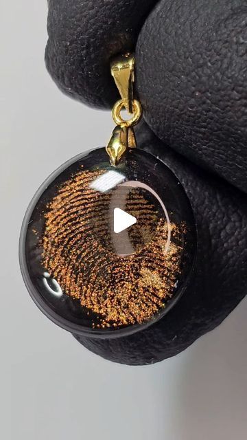 How To Make Your Own Jewelry Diy, Resin Jewelry Idea, Epoxy Resin Pendant Ideas, Resin Memory Ideas, How To Resin Jewelry, Best Resin Art, Finger Print Jewelry, Resin Uv Jewelry, Diy Resin Art Ideas