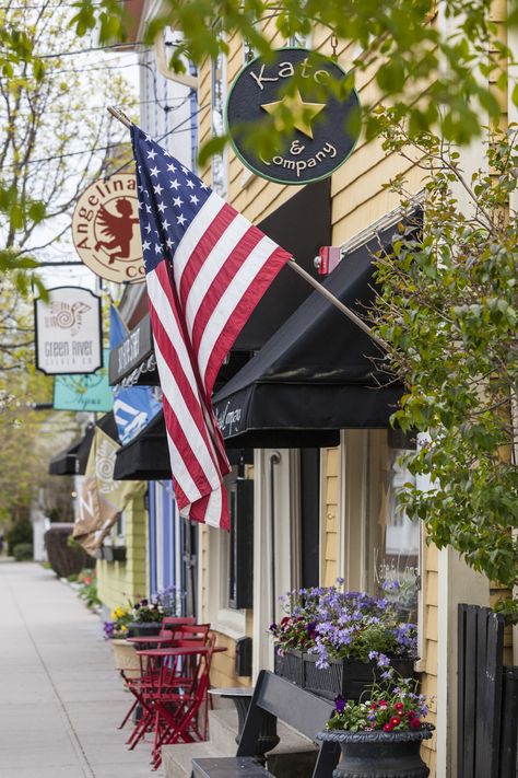 The 25 Best Small Towns in America Photos | Architectural Digest Quaint Towns In America, American Small Town Aesthetic, John Proctor, Bristol Rhode Island, American Vibes, American Patriotism, Small Towns Usa, Island Town, Sugar Hill