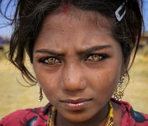 Photographer Captures The Unique Beauty Of Local People While Traveling Through India Girl With Green Eyes, Indian People, Most Beautiful Eyes, People Of The World, Interesting Faces, Pretty Eyes, Beautiful Eyes, How Beautiful, Green Eyes