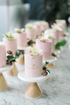 Love these tiny individual wedding cakes! Egg Desserts, Wedding Recipes, Trending Desserts, Desserts Mini, Mini Trifle, Desserts Wedding, Pink Cakes, Dessert Mini, Mini Wedding Cakes