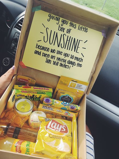 Get Well Gift Box Ideas, Best Friend Gift Box Ideas Care Packages, What To Put In A Box Of Sunshine, Sunshine Baskets Ideas Care Packages, Sunshine Box For Bestie, Get Well Hamper Ideas, What To Put In A Sunshine Box Friends, Sunshine In A Box Ideas, Appreciation Box Ideas