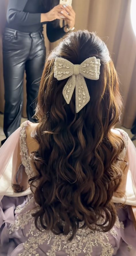 Engejment Bride Hairstyles, Hairstyles For Long Hair Function, Indian Hairstyles For Punjabi Suit, Puff Hair Styles Wedding Indian, Hairstyles Choti Design, Hairstyles For Brothers Wedding, Wedding Hairstyles For Small Faces, Cute Hairstyles For Indian Wedding, Wavy Curls Hairstyles For Wedding