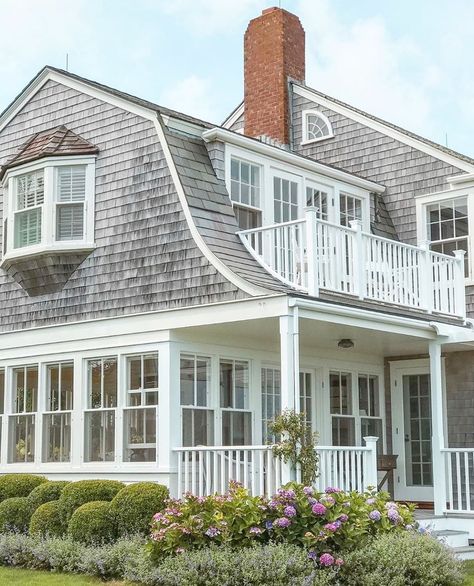 Directions on Nantucket: “Take a left at the house with the grey shingles and white trim” 😆 Thanks for this #NantucketMoment… Nantucket Shingle Style House, Shingles House Exterior, Grey Shingle House Exterior, Gray Shingle House, Nantucket Beach House Exterior, Nantucket House Exterior, Nantucket House Plans, Nantucket Porch, Nantucket Style Homes Exterior