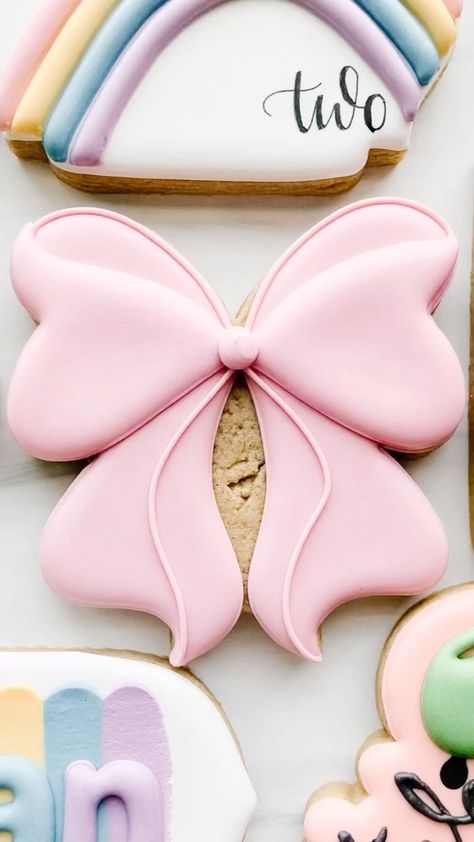 Hair Bow Cookies Decorated, Bow Sugar Cookies Royal Icing, Pink Bow Cookies Decorated, Pink Bow Cookies, Bow Cookies Decorated, Bow Sugar Cookies, Bow Cookies, Knot Cookies, Iced Christmas Cookies