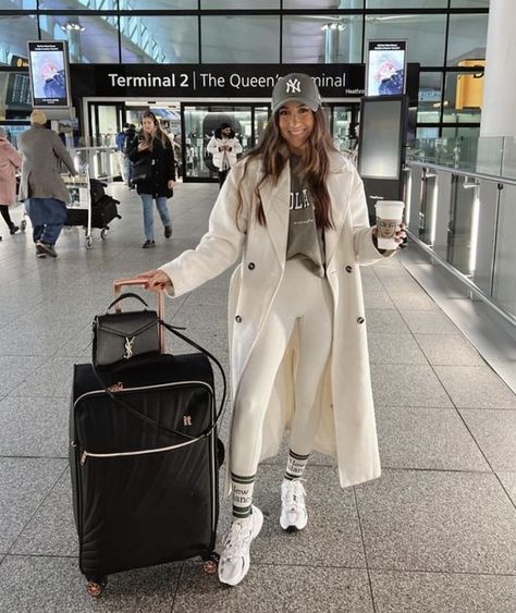 The Chicest Winter Airport Outfits For Traveling #SeasonalStyleBlend #VersatileVogue #SummerFallFusion Airport Outfit Winter, Comfy Airport Outfit, Nyc Winter Outfits, Outfits New York, New York Outfit, Ny Outfits, Nyc Outfits, Look Legging, Airport Outfits