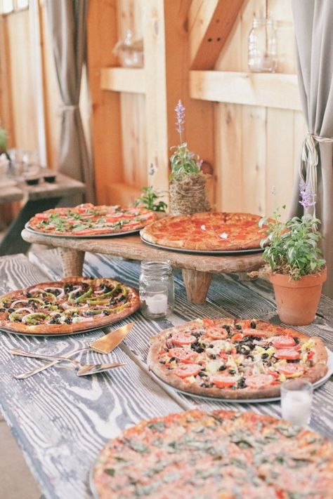 13 Unique Rehearsal Dinner Ideas to Kick Off Your Wedding Outdoor Wedding Foods, Pizza Wedding, Cocktail Hour Food, Pizza Buffet, Buffet Wedding Reception, Wedding Buffet Food, Garden Party Recipes, Wedding Food Stations, Graduation Party Foods