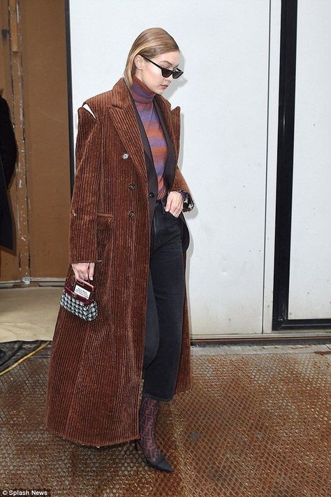 Corduroy Trench Coat, Corduroy Coat Outfit, Cute Cropped Shirts, Striped Coat, Gigi Style, Gigi Hadid Outfits, Lara Stone, Gigi Hadid Style, Tan Coat