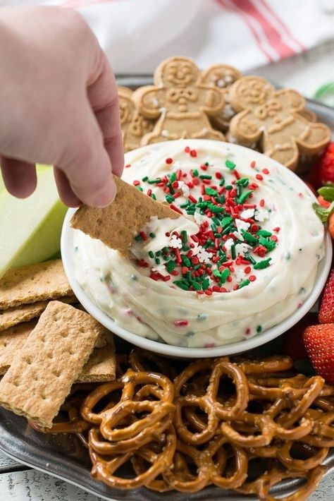 Christmas Cookie Dough Dip, Christmas Dips, Christmas Party Appetizers, Christmas Cookie Dough, Pizza Halloween, Snack Christmas, Christmas Finger Foods, Christmas Party Snacks, Pizza Sugar Cookie