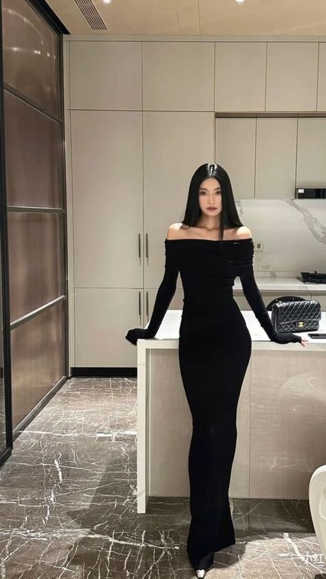 Simple Long Black Dress With Sleeves, Sensual Dress Outfit, Black Mafia Dress, Mafia Dress Women, Mafia Outfit Women Dress, Black Dress Dinner, Long Black Dress Outfit, Long Black Prom Dress, Color Of Happiness