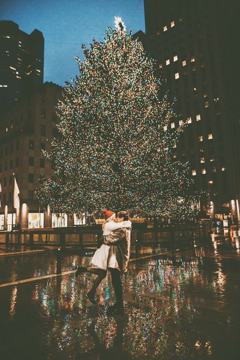 Couple Christmas Photoshoot, Travel Destinations In The Us, Christmas In New York Aesthetic, Christmas Engagement Photos, Christmas Photoshoot Ideas, Couples City, Christmas Couple Photos, Christmas Couple Pictures, Christmas Nyc