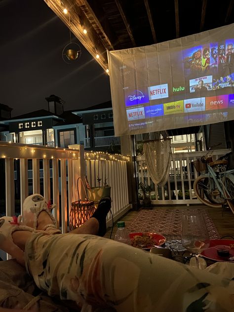 Apartment Movie Night, Movie Night Apartment, College Balcony Ideas, Small Balcony Decor Aesthetic, Balcony Decor Minimalist, Summer Balcony Decor, Balcony Hangout Ideas, Back Porch Date Night Ideas, Balcony Ideas Aesthetic