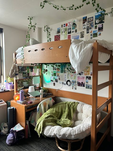 Bookish Dorm Room, Nature Dorm Room, Dorm Set Up Layout, Green College Dorm, Artsy Dorm Room, Decorating Dorm, Luxury Dorm, Room Ideas Dorm, Cute Dorm Room Ideas