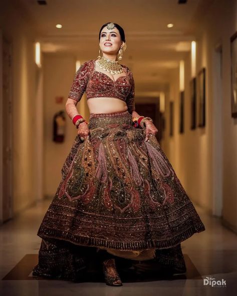 Stunning Bridal Lehengas Of 2021 That We Absolutely Loved Lehenga Poses, Gold Lehenga, Bridal Lehenga Designs, Latest Bridal Lehenga, Indian Outfits Lehenga, Wedding Lehenga Designs, Indian Bride Outfits, Bridal Lehenga Collection, Indian Bridal Lehenga