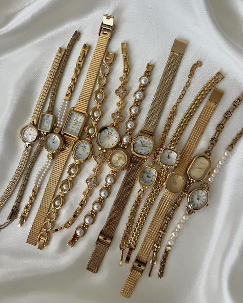 Gold everything🍸🪞 a mixture of many of our watches we loveee • • Shop link in bio🤍 • • watches are: •water resistant •tarnish proof •internationally shipped Aesthetic Wrist Watch, Gold Watches Aesthetic, Gold Jewelry Accessories, Gold Watches Women Aesthetic, Little Gold Watch, Cute Jewelry Gold, Vintage Bracelets Gold, Jewelry Aesthetic Vintage, Gold Watch Aesthetic