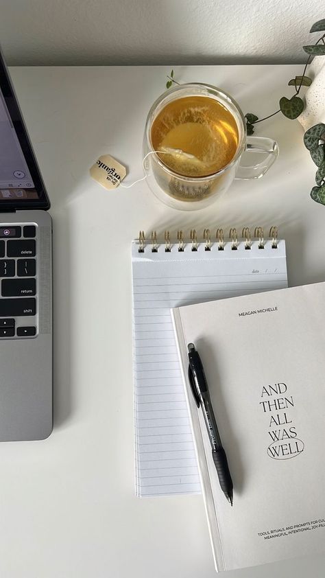 Aesthetic Desk Pictures, Work Day Aesthetic, Instagram Story Ideas Work, Home Desk Aesthetic, Office Story Instagram, Work At Home Aesthetic, Work Instagram Stories, Work From Home Pictures, Office Instagram Story