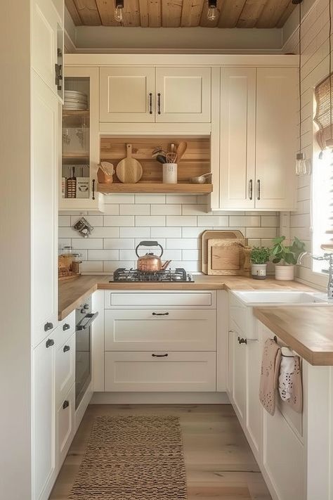 Small White Kitchen Cabinets Ideas, Kitchen Ideas Modern Country, Cozy Kitchen Modern, Kitchen Decor Classic, Country Style Small Kitchen, Cleaning Inspo Inspiration, Kitchen Interior Cozy, English Cottage Kitchen Cabinets, Small Country Kitchen Designs