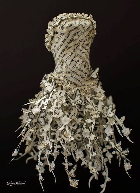 Paper Sculpture by Malena Valcárcel Newspaper Dress, Recycled Outfits, Newspaper Paper, Dress Paper, Flowers Crafts, Paper Clothes, Recycled Dress, Mannequin Art, Paper Fashion