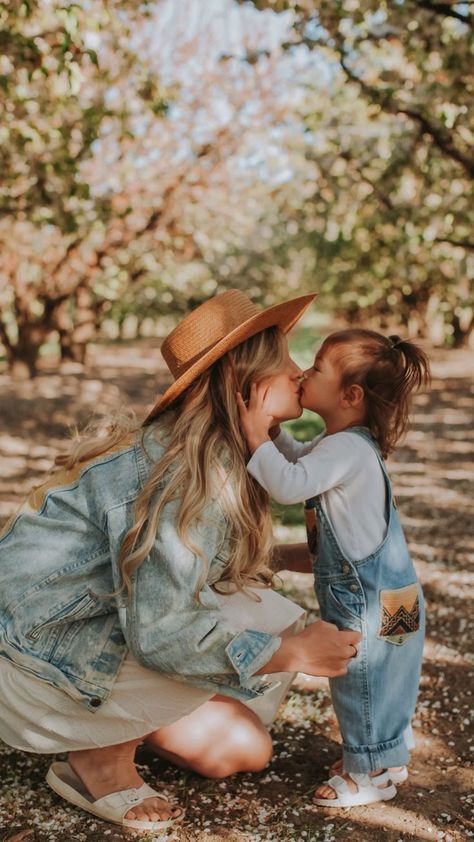 Spring Photo Session, Photoshoot Outfits Family, Fall Photoshoot Family, Spring Family Pictures, Portret Feminin, Mommy And Me Photo Shoot, Cute Family Photos, Pictures Outfits, Toddler Photoshoot