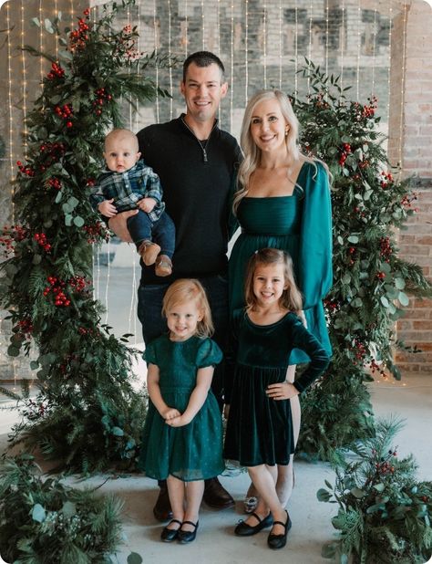 Family Photos Green Outfits, Navy And Green Christmas Pictures, Green Outfit Christmas Family Pictures, Holiday Outfits Family Photos, Christmas Theme Photoshoot Family, Christmas Photo Outfits Family Black, Christmas Green Outfit Ideas, Christmas Pictures Green Outfits, Family Christmas Color Schemes