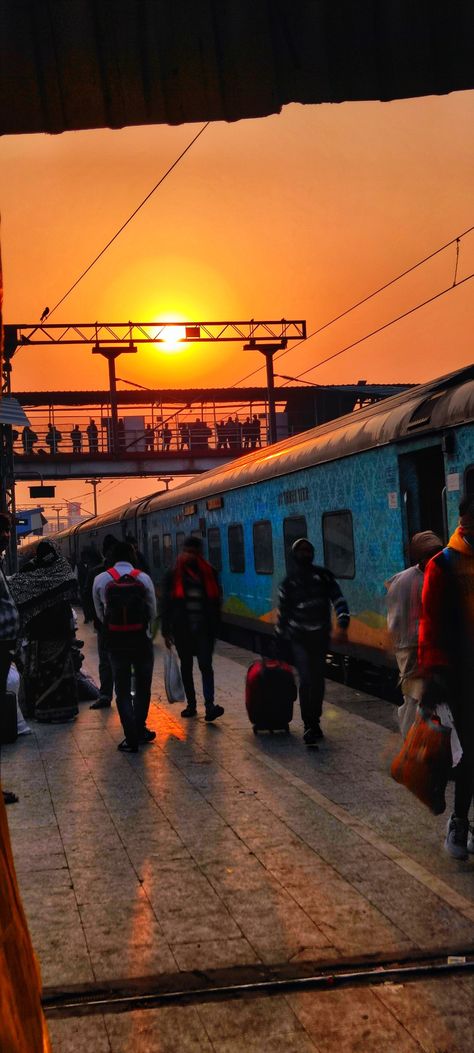 Indian Railway Train, Indian Train, Whatsapp Profile, Whatsapp Profile Picture, Wallpaper Landscape, Iphone Wallpaper Landscape, Silk Weaving, Indian Railways, Rail Road