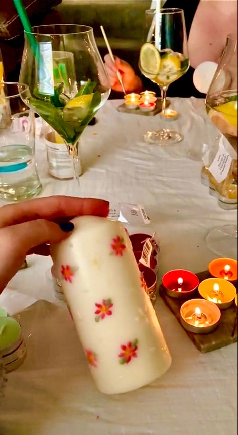 Simple Candle Design, Wax Painting On Candles, Drawing On Candles Diy, Candle Painting Ideas With Wax Easy, Valentines Activities For Teens, Candle Wax Painting Ideas, Wax Painting Candles, Painting Candles With Wax Ideas, Painting Candles With Candles