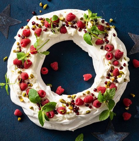 Wreath Pavlova, Wreath Dessert, Meringue Wreath, Mary Berry Christmas, Pavlova Wreath, Christmas Pavlova, Dessert Holiday, Pavlova Dessert, Favorite Christmas Recipes