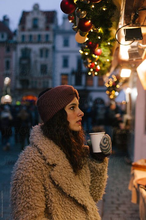 Photo Ideas For Women, Best Photo Ideas, Christmas Fashion Photography, Christmas Instagram Pictures, City Square, Winter Portraits, Holiday Photoshoot, Snow Photography, Christmas Portraits