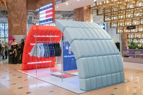 Tommy Hilfiger The Alaska Puffer Pop-Up Installation, Galeries Lafayette Champs-Élysées Paris. Champs Elysees Paris, Champs Élysées, Galeries Lafayette, Pop Up Store, Visual Merchandising, Retail Design, Store Design, Event Design, Alaska