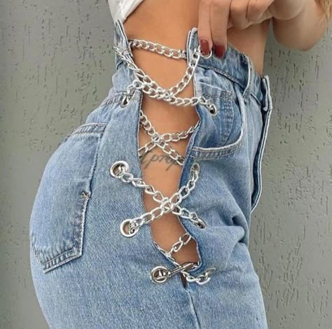 Nyc Fashion Winter, Jeans With Chains, Look Grunge, Nyc Fashion, Streetwear Fashion Women, Tomboy Fashion, Teenage Fashion Outfits, Teen Fashion Outfits, Stunning Dresses