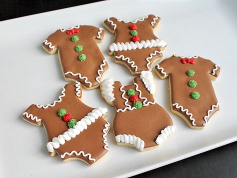 Christmas Cookie Onesie Tutorial - Gingerbread Baby Cookies Onesie Cookies, Gingerbread Baby, Baby Shower Sweets, Cookies Healthy, Gingerbread House Cookies, Decorated Cookies Tutorial, Christmas Cookies Easy, Cookie Tutorials, Christmas Baby Shower