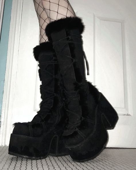 Goth Winter Boots, Goth Sneakers Outfit, Goth Winter Clothes, Gothic Winter Outfits Cold, Alt Winter Outfits Goth, Goth Winter Fashion, Goth Winter Aesthetic, Goth Boots Aesthetic, Gothic Asethic