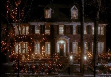 The Home Alone House – Winnetka, Illinois - Atlas Obscura Home Alone House, Holiday Facts, Home Alone Movie, Home Alone Christmas, Vibeke Design, Holiday Mood, Animated Christmas, Christmas Scenes, Home Alone