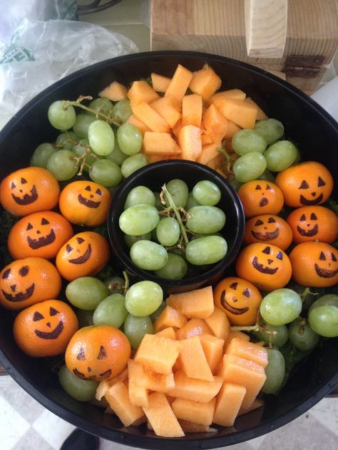 Halloween fruit platter Halloween Fruit Platter, Halloween Fruit Tray, Clean Eating Pumpkin Recipes, Halloween Platter, Veggie Christmas, Halloween Snacks For Kids, Halloween Food Ideas, Pumpkin Recipes Healthy, Halloween Fruit