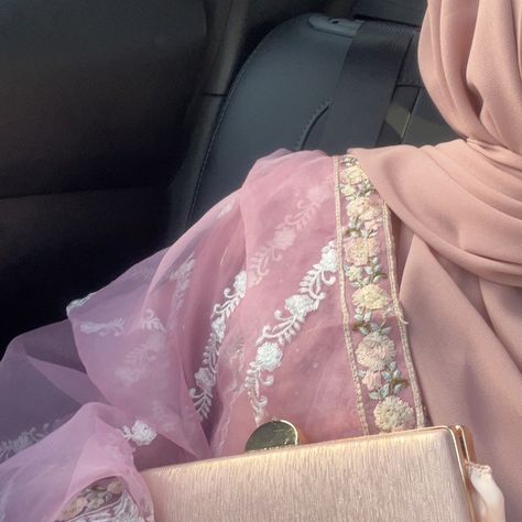 Eid Looks, Pink Hijab, Desi Fashion Casual, Hijab Aesthetic, Hijabi Aesthetic, Desi Clothes, Best Poses For Pictures, Muslimah Aesthetic, Desi Wedding