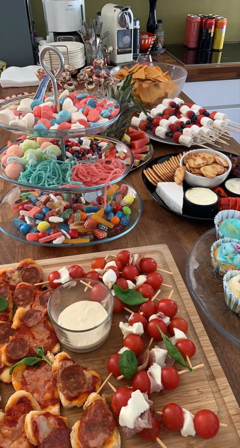 Foods For Birthday Parties, Sweet 16 Birthday Dinner, Bday Snacks, Food For A Party, 18th Party, Sweet Sixteen Birthday Party Ideas, Birthday Snacks, Birthday Picnic, Picnic Birthday