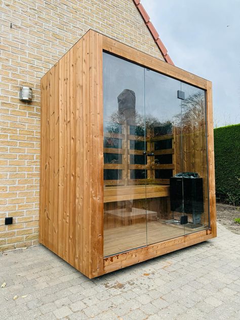 Small sauna for small garden design Small Sauna, Wood Sauna, Sauna Kit, Cedar Hot Tub, Spa At Home, Sauna Diy, Sauna House, Hot Tubs Saunas, Sauna Design