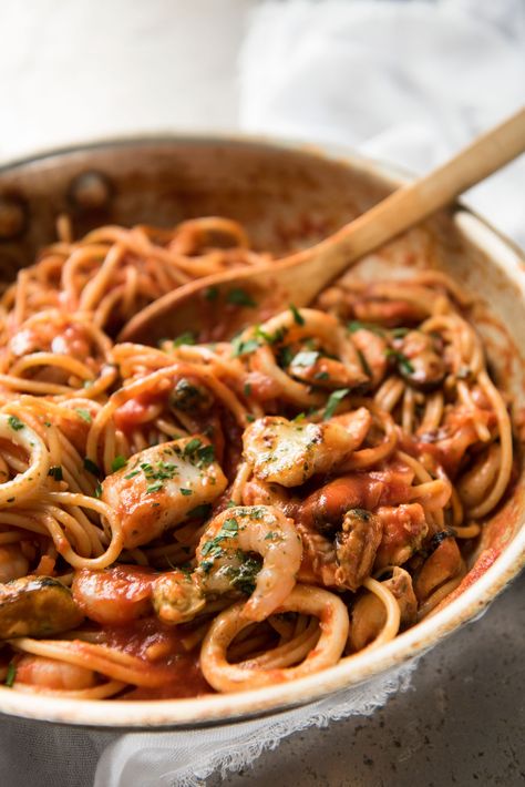 Made this yesterday, I got a HUGE thumbs up from everyone!!! Part of my regular rotation for quick dinners! Seafood Spaghetti Marinara, Easy Seafood Pasta Recipes, Seafood Marinara Recipes, Marinara Pasta Recipes, Seafood Marinara Pasta, Spaghetti Marinara Recipe, Spaghetti Seafood, Seafood Marinara, Spaghetti Marinara