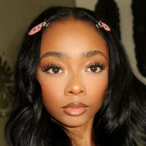 S K A I on Instagram: "Mirror, mirror , who’s the fairest? ♡" Black Girls Makeup Looks Natural, Makeup Inspiration Black Women, Mua Makeup Looks, It Girl Makeup Look, Dewy Makeup Black Women, Mek Up, Clean Girl Makeup Black Women, Soft Glam Black Women, Natural Makeup Looks For Black Women