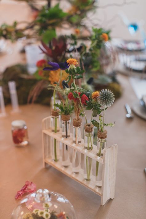 Science inspired wedding reception table from Orlando Flower Market - Back to School Design Competition | Orlando Wedding Inspiration - Photo: Ashley Jane Photography - Venue: Venue 1902 at Preservation Hall #backtoschoolwedding #sciencewedding #weddingdetails #ilovescience Reception Table Design Wedding, Science Room Aesthetic, Science Museum Wedding, Biology Lab Design, Lab Decoration Ideas, Science Lab Aesthetic, Science Bedroom Decor, Table Design Wedding, Science Room Decor