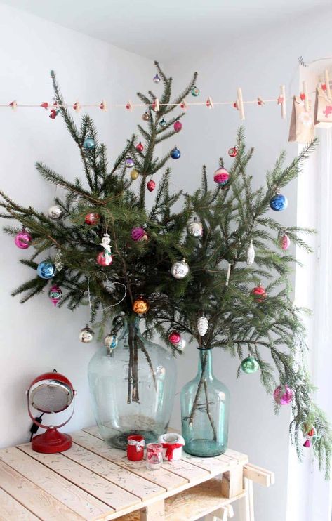 This holiday season, skip the traditional Christmas tree and try decorating your home with a non-traditional tree that can be placed anywhere. Navidad Natural, Christmas Decorations Apartment, Bohemian Christmas, Skirt Diy, Christmas Apartment, Classic Christmas Tree, Alternative Christmas, Alternative Christmas Tree, Traditional Christmas Tree