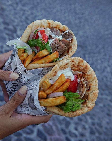 Santorini Food, Greek Gyros, Greece Food, Gyro Recipe, Greek Dinners, Extreme Food, Greek Restaurants, Hungry Girl, Mediterranean Food