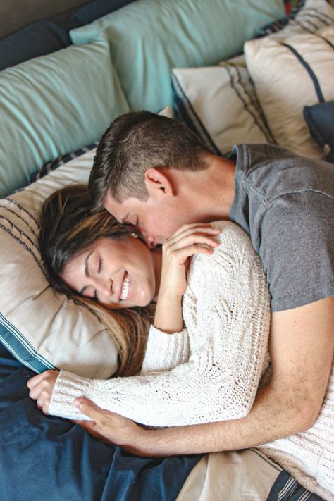 Couple Morning Hug, Bed Photography, Hug Pictures, Morning Hugs, Couples Blanket, Couple Pregnancy Photoshoot, Romantic Couples Photography, Old Couples, Cute Couples Hugging