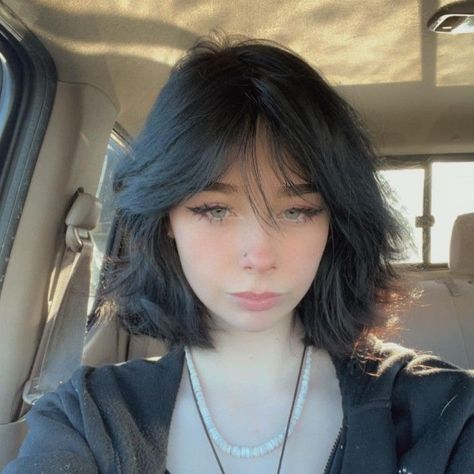 Cute Short Hair Bangs, Wolf Bangs Short Hair, Short Uneven Hairstyles, Kiss Cut, Short Hair Cuts Idea, Haircut Ideas Girl, Haircut Short Hair With Bangs, Short Hair With Bangs Haircut, Haircut Ideas Short Hair For Women